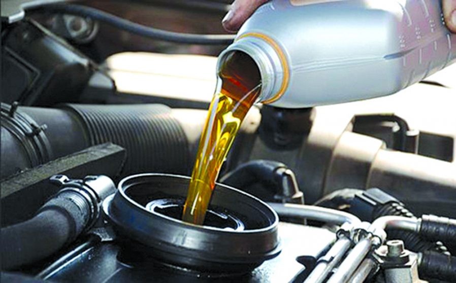 Chăm sóc ô tô mùa hè đúng cách bằng cách bổ sung dầu kịp thời cho xe.
