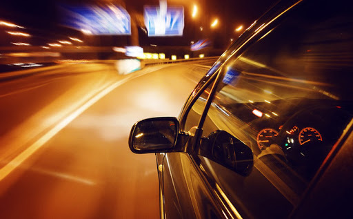 Lái xe ô tô vào ban đêm nên căn chỉnh gương chiếu hậu hợp lý.