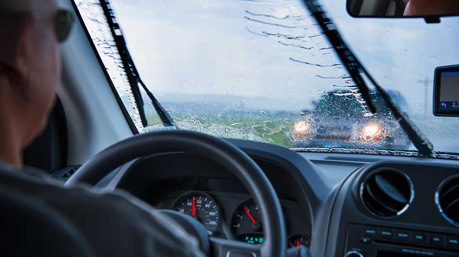 Điều chỉnh máy lạnh giúp kính lái không bị mờ khi lái xe ô tô trời mưa.