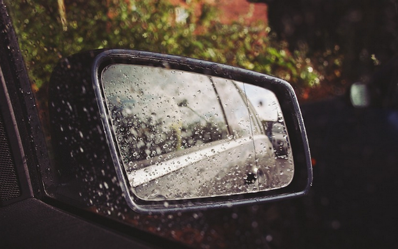 Luôn chú ý đến gương chiếu hậu khi lái xe vào trời mưa.
