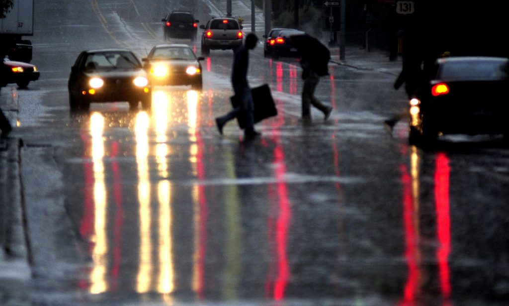 Bật đèn giúp quan sát tốt hơn khi lái xe ô tô trời mưa.