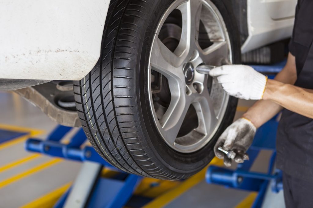 Thay lốp đúng thời hạn giúp giảm thiểu tình trạng nổ lốp ô tô trên cao tốc.