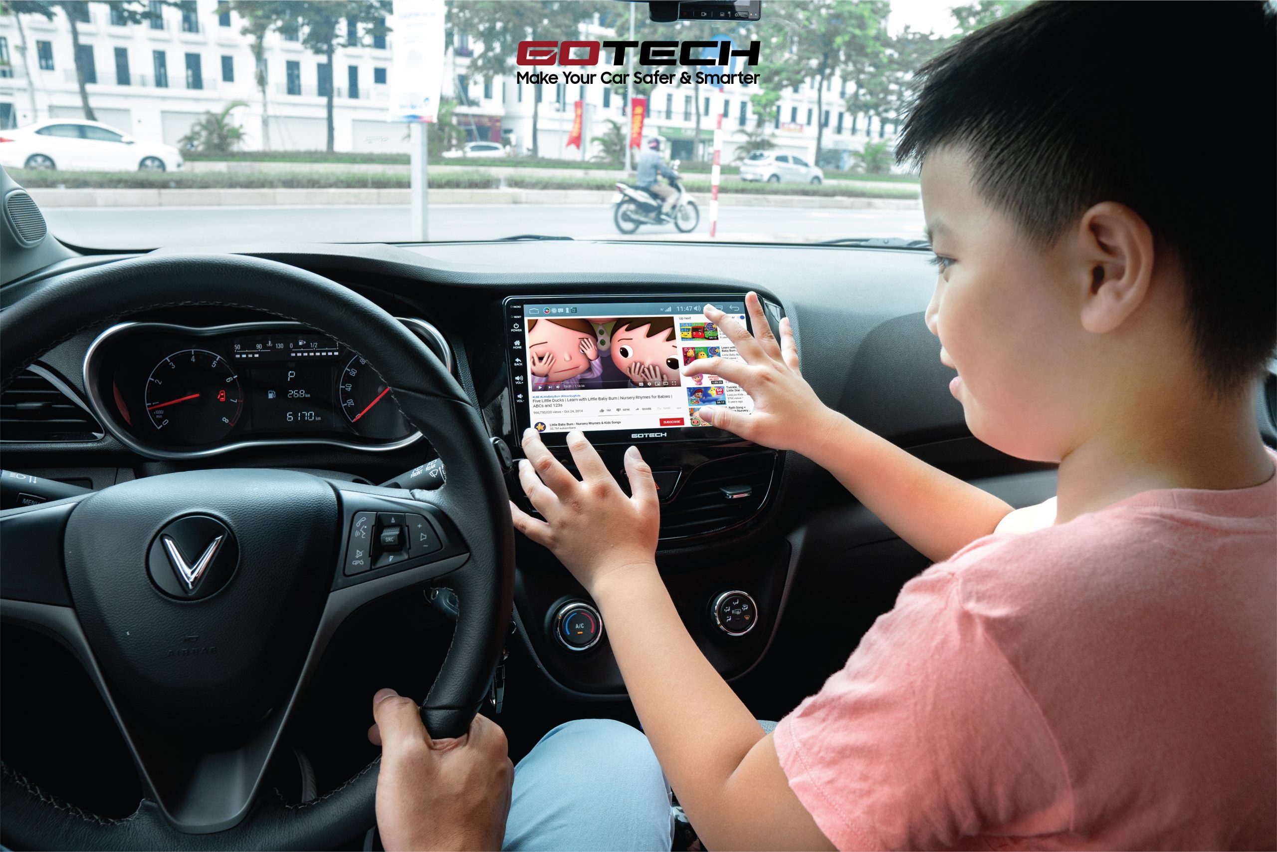 Dỗ trẻ quấy khóc khi đi xe ô tô bằng màn hình ô tô thông minh.