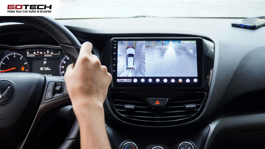 Cách gắn camera 360 độ cho xe hơi giúp quan sát hiệu quả khi di chuyển dưới trời mưa.