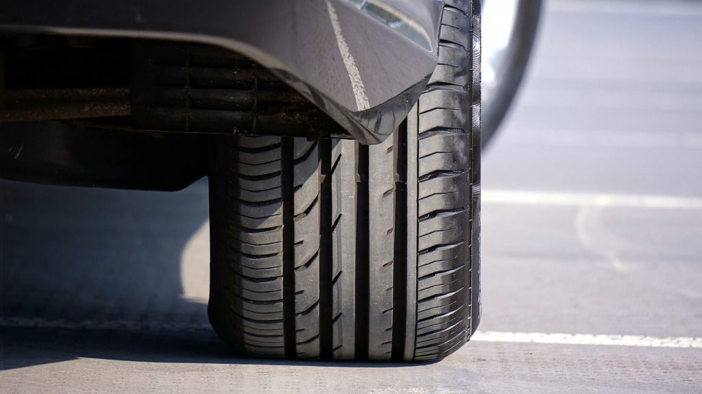 Cảm biến áp suất lốp bao nhiêu giúp nâng cao tuổi thọ lốp xe. 