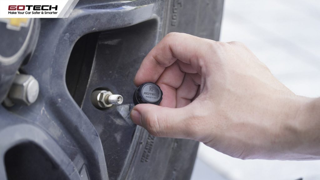 Thay pin cảm biến áp suất lốp cho ô tô dễ dàng.