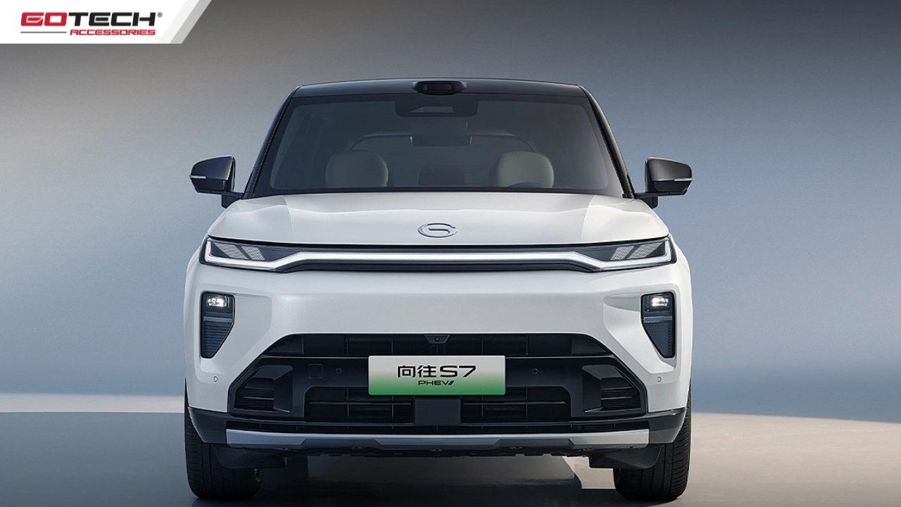 Ngoại thất đầu xe: Cận cảnh mặt trước vuông vức của GAC S7 với dải đèn LED định vị Skyline dài 2.6m, cụm đèn pha LED Ma trận tự động và cảm biến LiDAR thông minh.